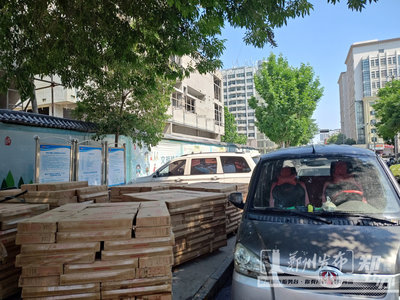 鄭州房地產(chǎn)開發(fā)亂象 人行道變身停車場(chǎng)料場(chǎng)，路口人車混行擁堵頻發(fā)